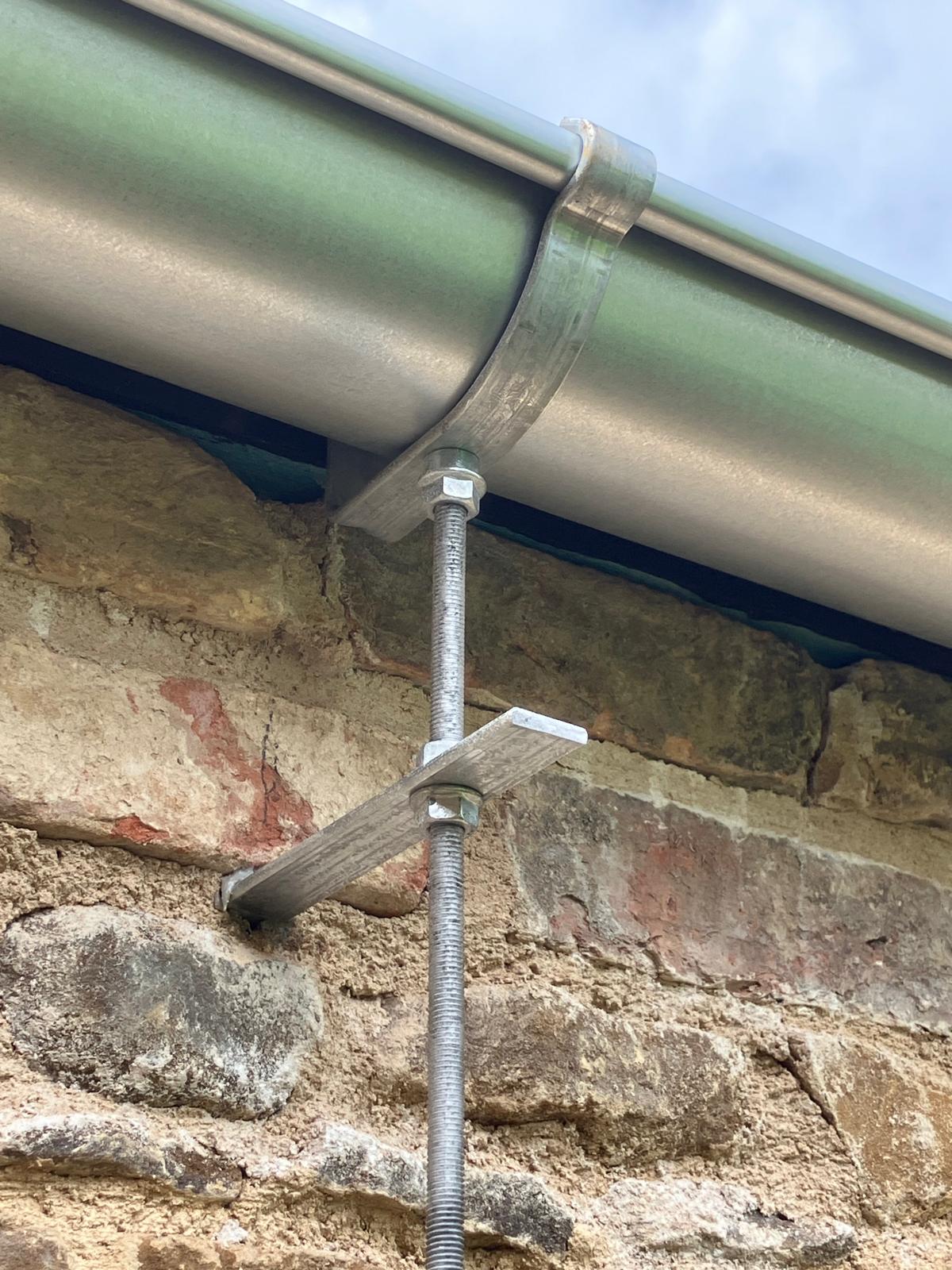 Lindab Magestic Galvanised Steel Guttering Rise & Fall Half Round Bracket