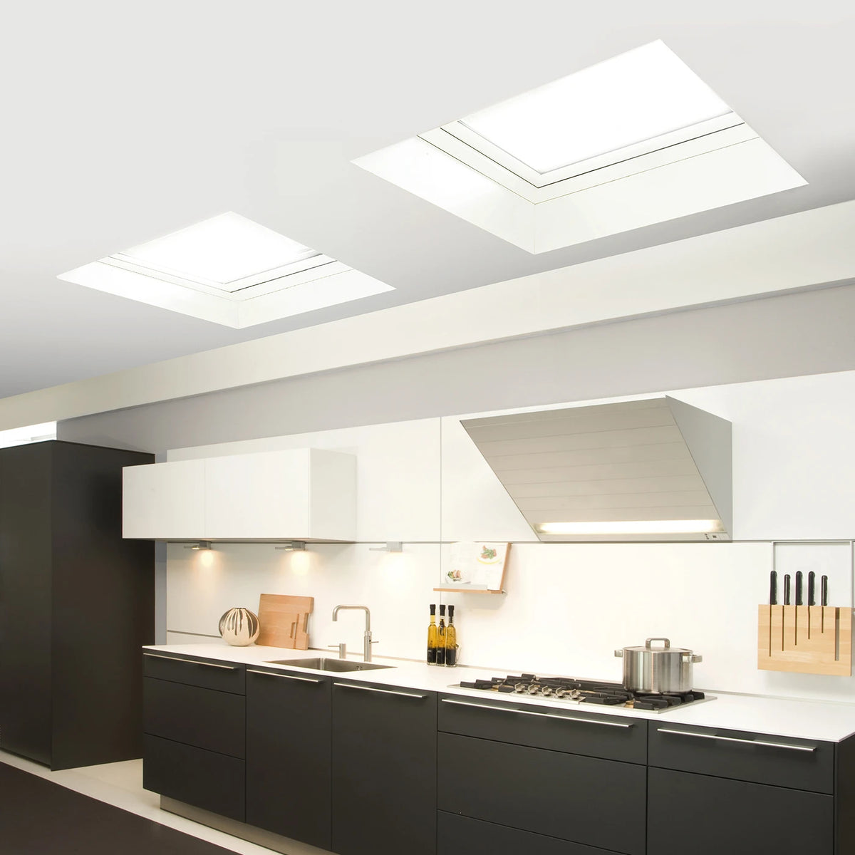 FAKRO DEC-C U8 quadruple glazed electric flat roof dome - in a kitchen