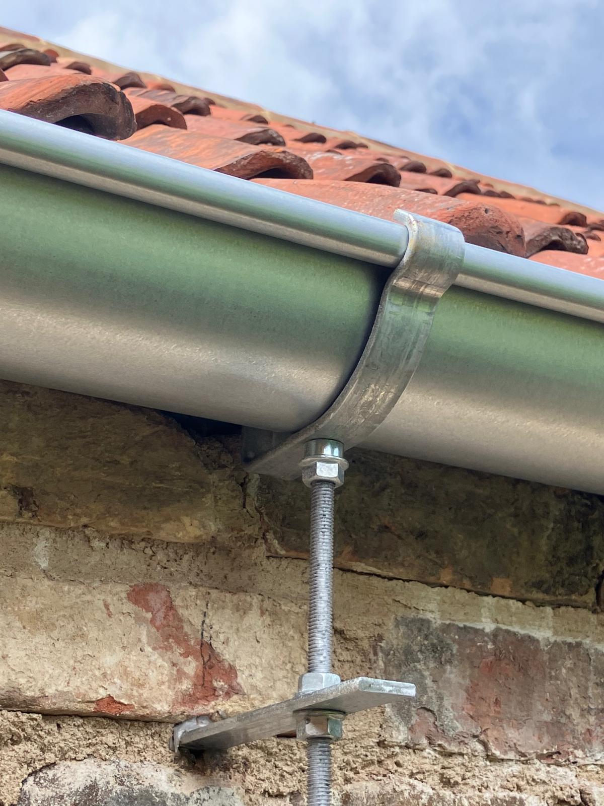 Lindab Magestic Galvanised Steel Guttering Rise & Fall Half Round Bracket